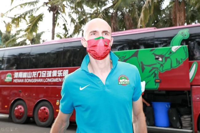 叶辰笑道：那太好了，你们大概什么时候能给我一个明确的结论？贺知秋忙道：我们现在正准备全程参与当地政府军的一次军事行动，他们是要在天亮之前进攻反对派的一个小型军事基地，整个进攻任务估计会持续六个小时，我会尽量在今天天黑之前给您一个最终回复，您看可以吗？贺远江一听说贺知秋要去参与军事行动，急忙对叶辰说道：叶辰，你一定要好好劝劝她，不能让她去啊。